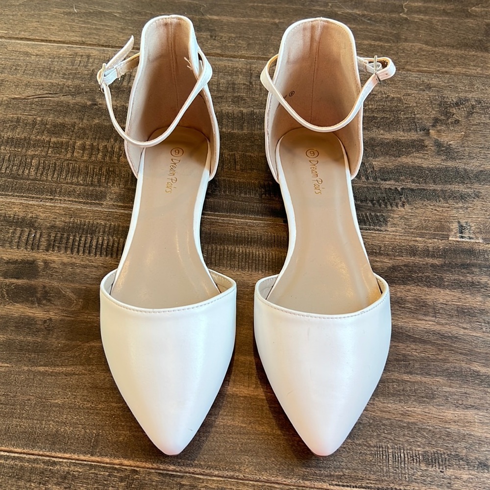 Dream Pairs Flapointed White Ankle Strap Flats Size 9